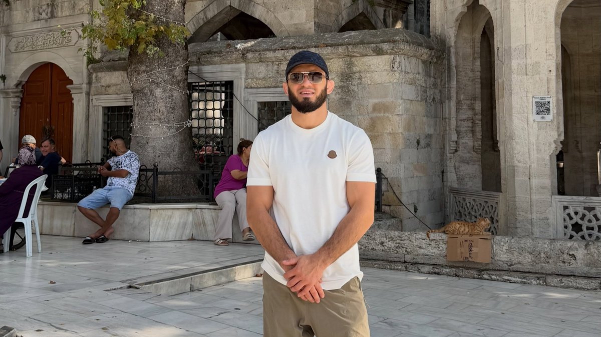 Russian UFC star Islam Makhachev, a devout Muslim, poses for a photo in front of the Eyüp Sultan Mosque, Istanbul, Türkiye, Aug. 27, 2026. (Photo: Islam Makhachev on IG)