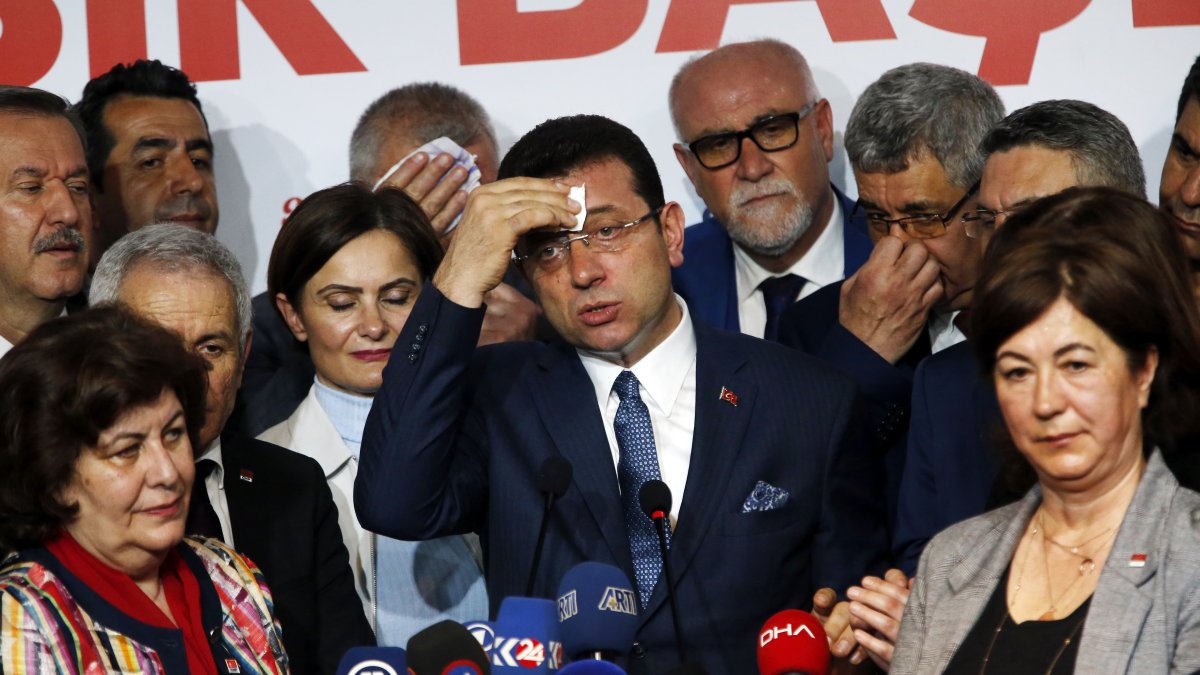 Ekrem Imamoğlu (C), the main opposition Republican People's Party's (CHP) mayoral candidate in Istanbul, takes a break as he talks to members of the media, Istanbul, Türkiye, April 9, 2019. (AP Photo)