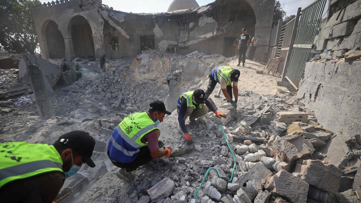 Volunteers from the 'Guardians of Heritage' team carry out conservation work as part of an initiative to protect the historical features of the Abu Salim mosque that was recently hit by an Israeli strike in Deir el-Balah, central Gaza Strip, Aug. 27, 2026. (AFP Photo)