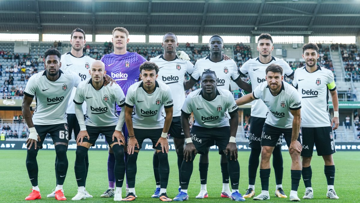 Beşiktaş players pose for a team photo before the second leg of their UEFA Europa League playoff tie against Kauno Zalgiris at the Dariaus ir Gireno Stadium in Kaunas, Lithuania, Aug. 27, 2026. (AA Photo)