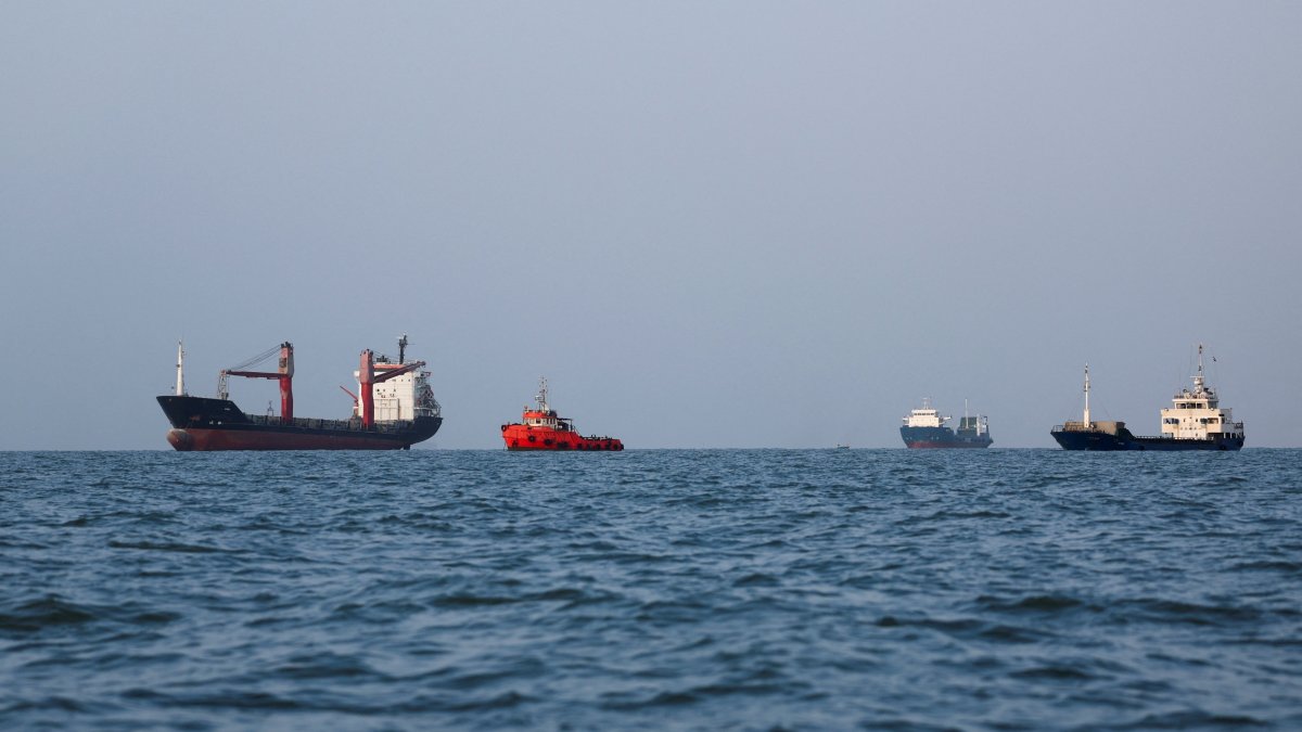 Vessels in the Strait of Hormuz are visible near the beach of Bandar Abbas, Iran, Aug. 27, 2026. (Reuters Photo)