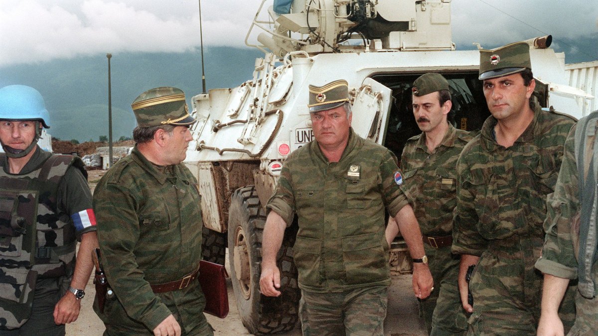 Former Bosnian military Serb leader and war criminal Ratko Mladic (C) arrives at the airport in Sarajevo, Bosnia-Herzegovina, August 10, 1993. (AFP Photo)