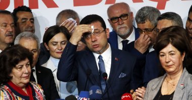 Ekrem Imamoğlu (C), the main opposition Republican People's Party's (CHP) mayoral candidate in Istanbul, takes a break as he talks to members of the media, Istanbul, Türkiye, April 9, 2019. (AP Photo)