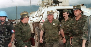 Former Bosnian military Serb leader and war criminal Ratko Mladic (C) arrives at the airport in Sarajevo, Bosnia-Herzegovina, August 10, 1993. (AFP Photo)