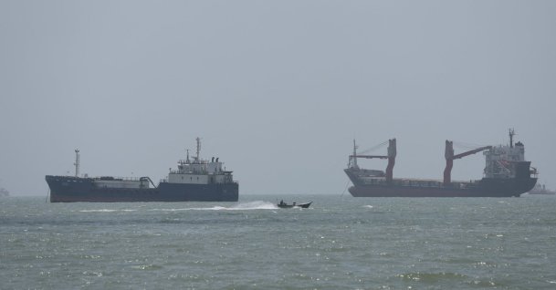 Vessels in the Strait of Hormuz are visible near the beach of Bandar Abbas, Iran, Aug. 26, 2026. (Reuters Photo)