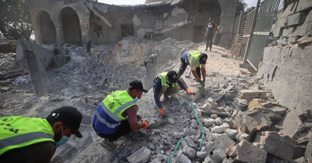 Volunteers from the 'Guardians of Heritage' team carry out conservation work as part of an initiative to protect the historical features of the Abu Salim mosque that was recently hit by an Israeli strike in Deir el-Balah, central Gaza Strip, Aug. 27, 2026. (AFP Photo)