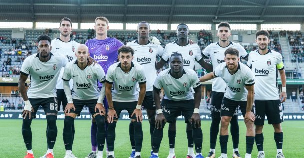 Beşiktaş players pose for a team photo before the second leg of their UEFA Europa League playoff tie against Kauno Zalgiris at the Dariaus ir Gireno Stadium in Kaunas, Lithuania, Aug. 27, 2026. (AA Photo)