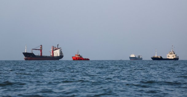 Vessels in the Strait of Hormuz are visible near the beach of Bandar Abbas, Iran, Aug. 27, 2026. (Reuters Photo)