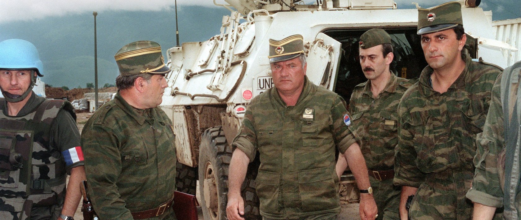 Former Bosnian military Serb leader and war criminal Ratko Mladic (C) arrives at the airport in Sarajevo, Bosnia-Herzegovina, August 10, 1993. (AFP Photo)