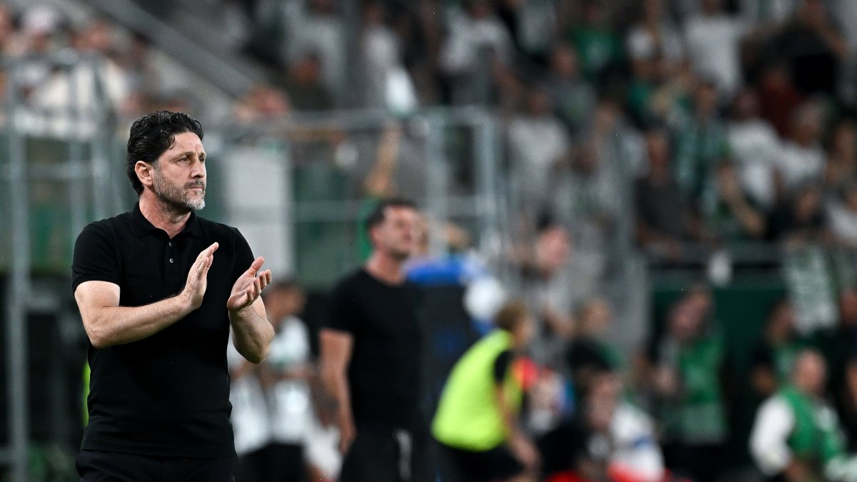 Head coach of Trabzonspor Fatih Tekke watches from the touchline during the UEFA Europa League play-offs second-leg match between Ferencvaros and Trabzonspor, Budapest, Hungary, Aug. 27, 2026. (EPA Photo)