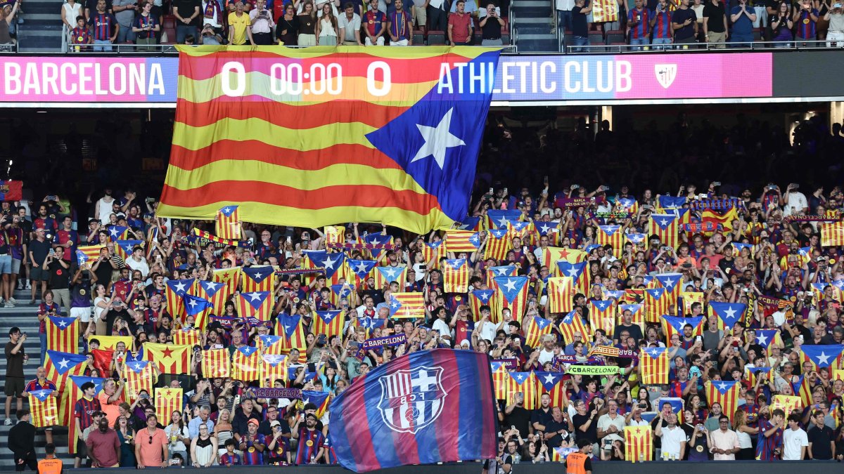 Supporters wave Catalan flags during the La Liga match between FC Barcelona and Athletic Club Bilbao at Camp Nou Stadium, Barcelona, Spain, Aug. 27, 2026. (AFP Photo)