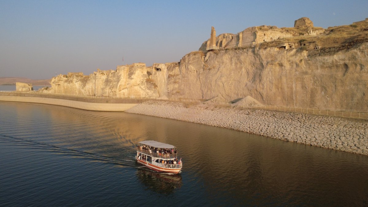 An aerial view shows a tour boat on the Ilısu Dam reservoir in Hasankeyf, Batman, southeastern Türkiye, Aug. 23, 2026. (AA Photo)