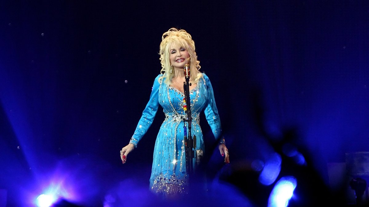U.S. country music singer Dolly Parton performs onstage as part of her "Backwoods Barbie" world tour, London, U.K., July 5, 2008. (AFP Photo)