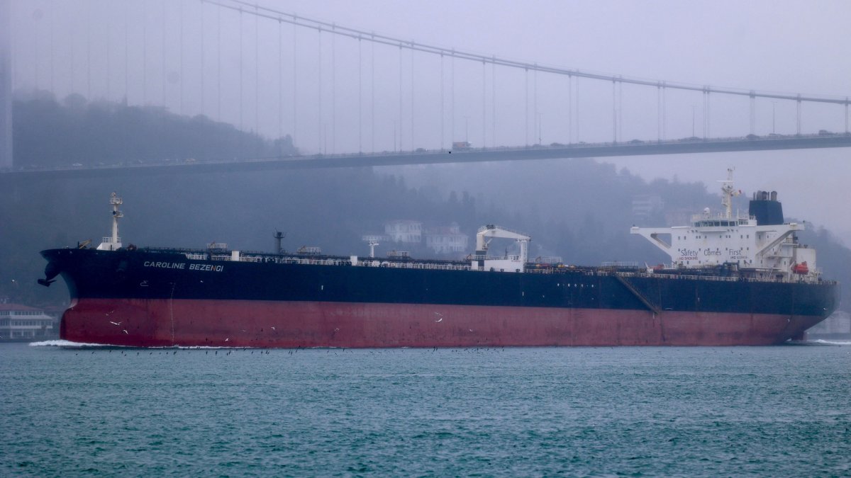 A crude oil tanker transits the Bosporus, Istanbul, Türkiye, March 22, 2026. (Reuters Photo)