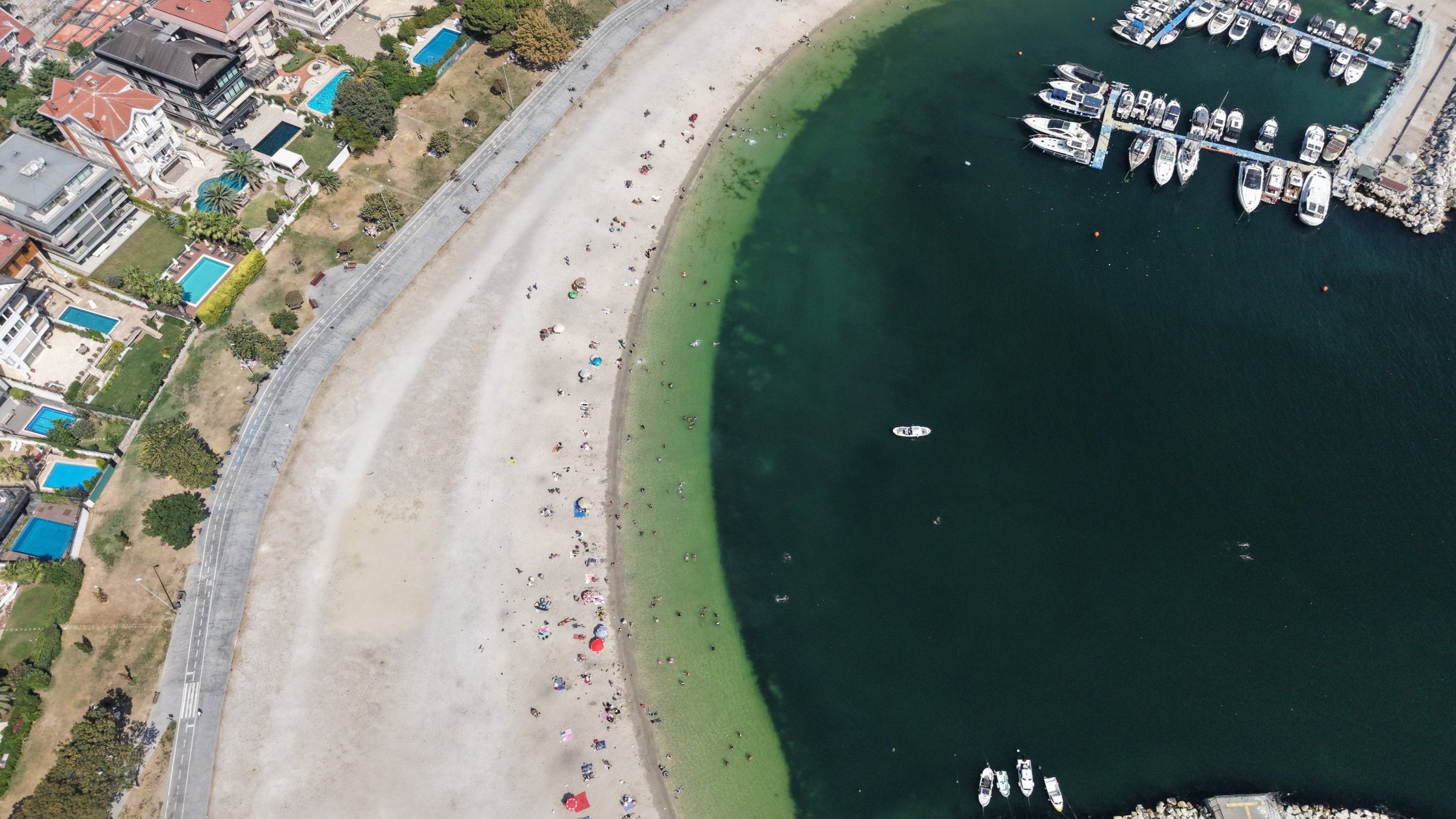 Water color change and pollution along the Marmara Sea coastline, Yeşilköy, Istanbul, Türkiye, Aug. 27, 2026. (IHA Photo)