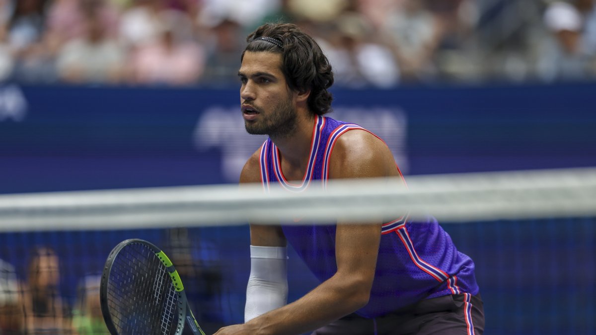 Carlos Alcaraz plays with Serena Williams against Erin Routliffe and Lloyd Glasspool during the first-round match of the mixed doubles at the U.S. Open Fan Week, Flushing Meadows, U.S., Aug. 25, 2026. (EPA Photo)
