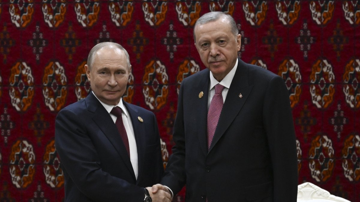 Russian President Vladimir Putin and President Recep Tayyip Erdoğan attend a meeting in Ashgabat, Turkmenistan, Dec. 12, 2025. (Reuters File Photo)