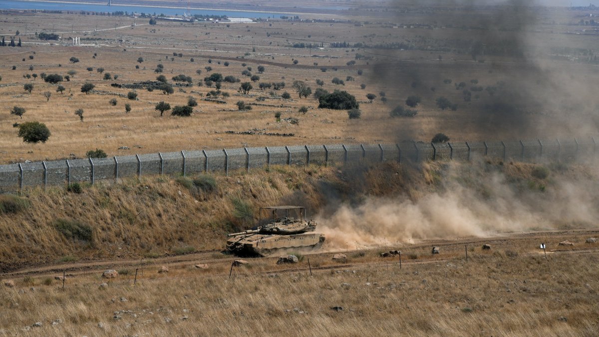 An Israeli tank drives along the cease-fire line between the Israeli-occupied Golan Heights and Syria, Aug. 20, 2026. (Reuters File Photo)