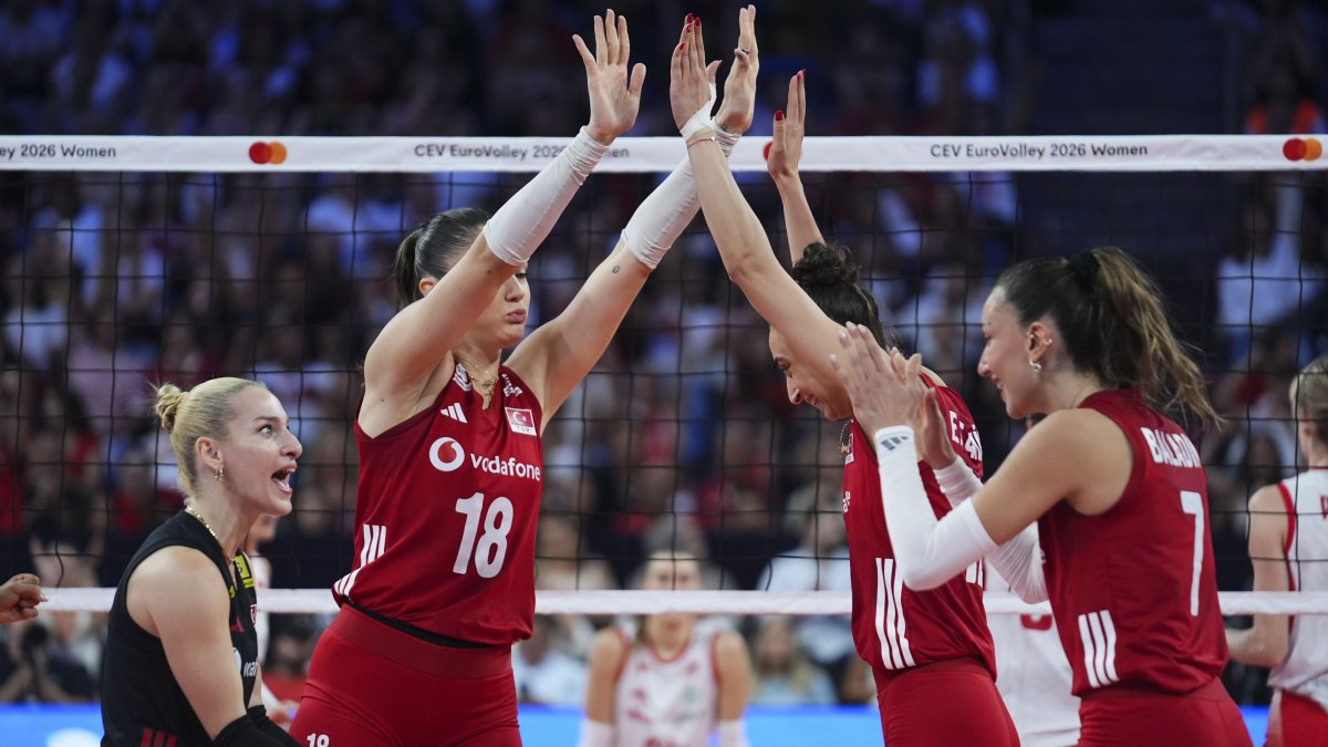 Türkiye’s Zehra Güneş (18) and Elif Şahin (12) celebrate during the CEV Women’s European Volleyball Championship Group A match against Poland at Sinan Erdem Sports Hall in Istanbul, Türkiye, Aug. 28, 2026. (AA Photo)