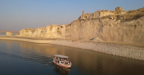 An aerial view shows a tour boat on the Ilısu Dam reservoir in Hasankeyf, Batman, southeastern Türkiye, Aug. 23, 2026. (AA Photo)