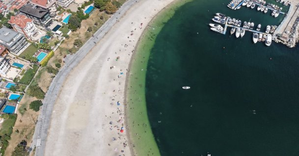 Water color change and pollution along the Marmara Sea coastline, Yeşilköy, Istanbul, Türkiye, Aug. 27, 2026. (IHA Photo)