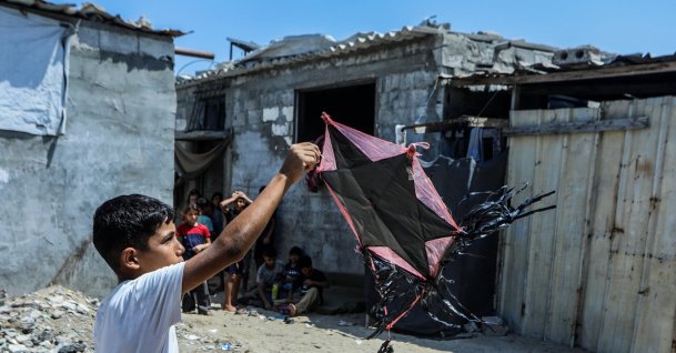 A Palestinian child holds a kite at a refugee camp, Khan Younis, Gaza, Palestine, Aug. 27, 2026. (AA Photo)