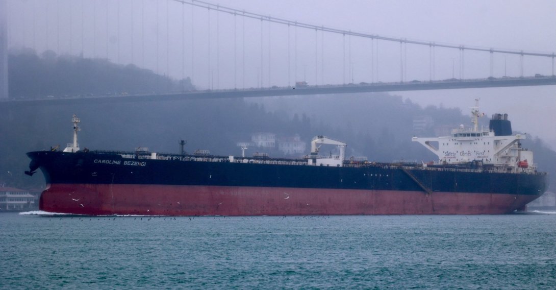 A crude oil tanker transits the Bosporus, Istanbul, Türkiye, March 22, 2026. (Reuters Photo)