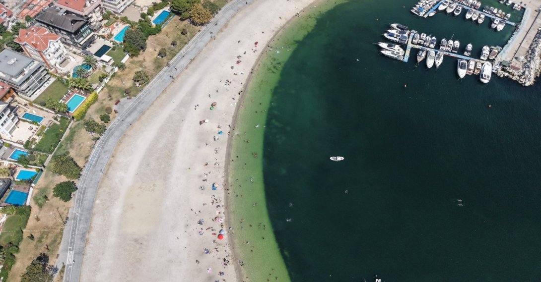 Water color change and pollution along the Marmara Sea coastline, Yeşilköy, Istanbul, Türkiye, Aug. 27, 2026. (IHA Photo)