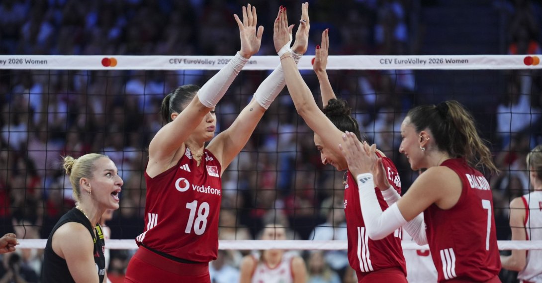 Türkiye’s Zehra Güneş (18) and Elif Şahin (12) celebrate during the CEV Women’s European Volleyball Championship Group A match against Poland at Sinan Erdem Sports Hall in Istanbul, Türkiye, Aug. 28, 2026. (AA Photo)