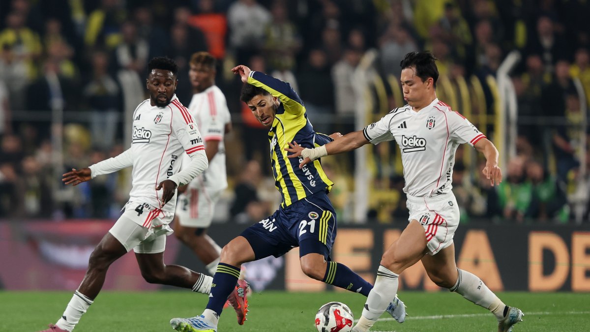 Fenerbahçe's Marco Asensio is tackled by Beşiktaş's Oh Hyeon-gyu during the Süper Lig match at Chobani Stadium, Istanbul, Türkiye, April 5, 2026. (Getty Images Photo)