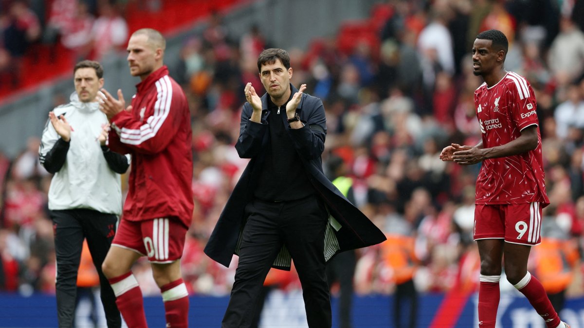 Liverpool manager Andoni Iraola (C) applauds fans after the Premier League match against Nottingham Forest, Anfield, Liverpool, U.K., Aug. 29, 2026. (Reuters Photo)