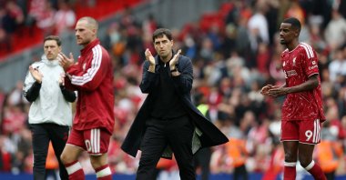 Liverpool manager Andoni Iraola (C) applauds fans after the Premier League match against Nottingham Forest, Anfield, Liverpool, U.K., Aug. 29, 2026. (Reuters Photo)