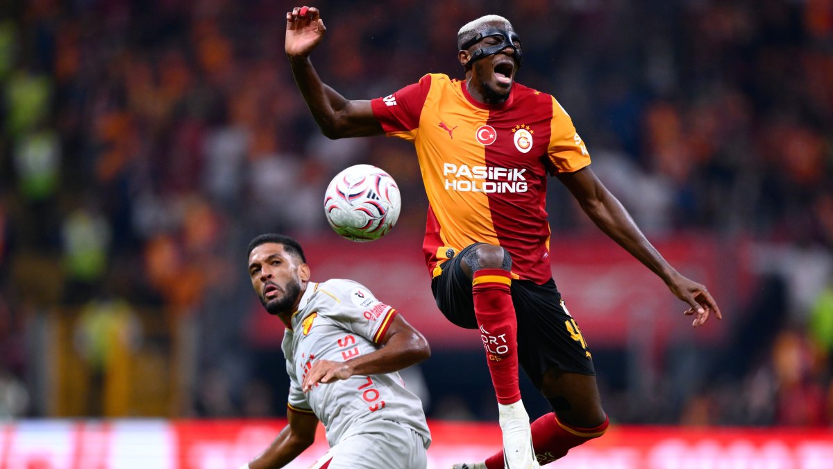 Galatasaray forward Victor Osimhen (R) vies for the ball with Göztepe's Rhaldney Gomes in a Turkish Süper Lig match, Aug. 29, 2026. (AA Photo)