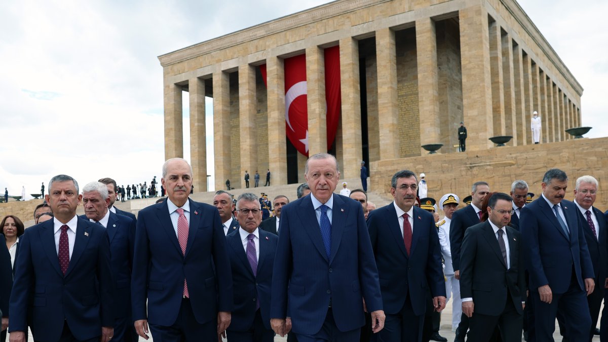 President Recep Tayyip Erdoğan, ministers and politicians visit Anıtkabir, the mausoleum of Mustafa Kemal Atatürk, on the occasion of Victory Day, Ankara, Türkiye, Aug. 30, 2026. (AA Photo)