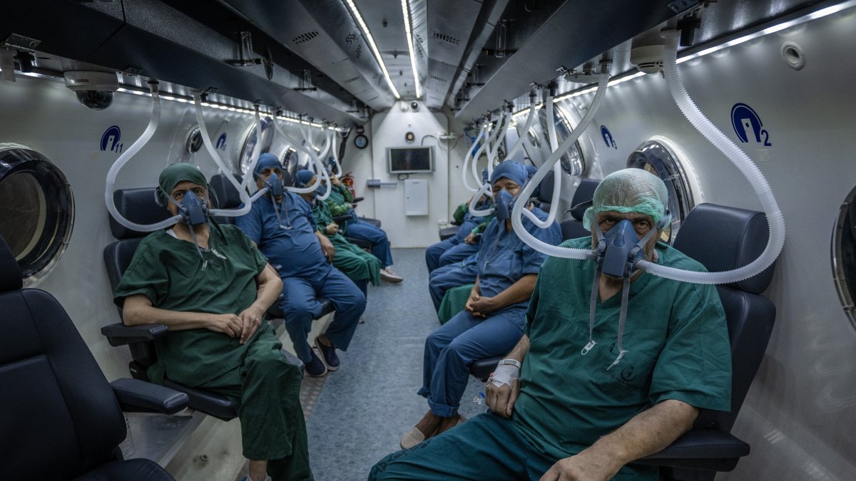 A group of patients receive hyperbaric oxygen therapy inside a pressure chamber, Istanbul, Türkiye, Aug. 27, 2026. (AA Photo)
