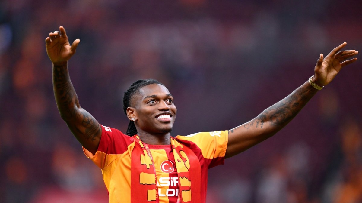 Galatasaray's latest signing Rafael Leao greets the fans in Istanbul, Türkiye, Aug. 30, 2026. (AA Photo)