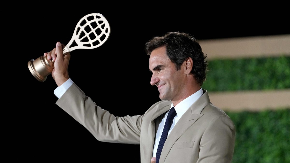 Roger Federer poses for a photo with his golden racquet following the International Tennis Hall of Fame 2026 Induction Ceremony, in Newport, Rhode Island, Aug. 29, 2026. (AFP Photo)