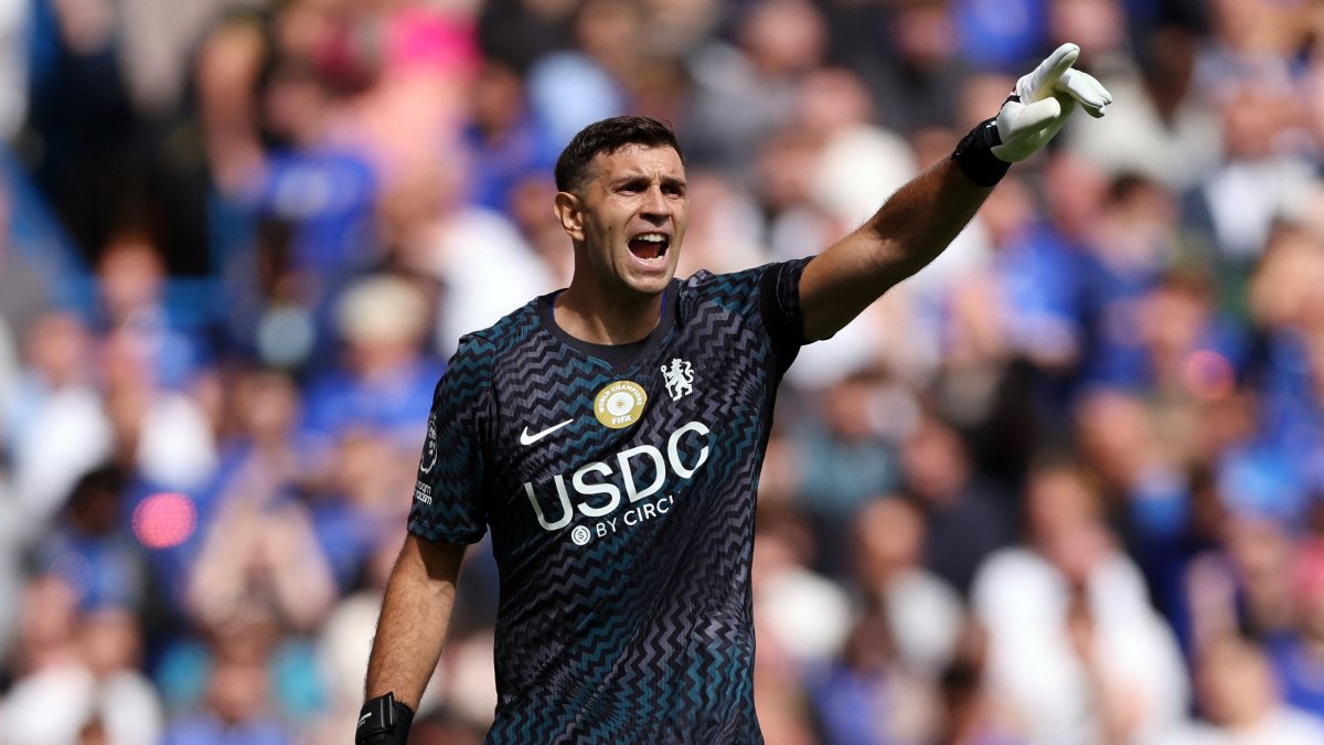 Chelsea's Emiliano Martinez gestures during a Premier League match against Brighton &amp; Hove Albion, London, U.K., Aug. 30, 2026. (Reuters Photo)