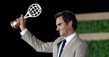 Roger Federer poses for a photo with his golden racquet following the International Tennis Hall of Fame 2026 Induction Ceremony, in Newport, Rhode Island, Aug. 29, 2026. (AFP Photo)