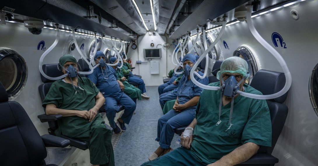 A group of patients receive hyperbaric oxygen therapy inside a pressure chamber, Istanbul, Türkiye, Aug. 27, 2026. (AA Photo)
