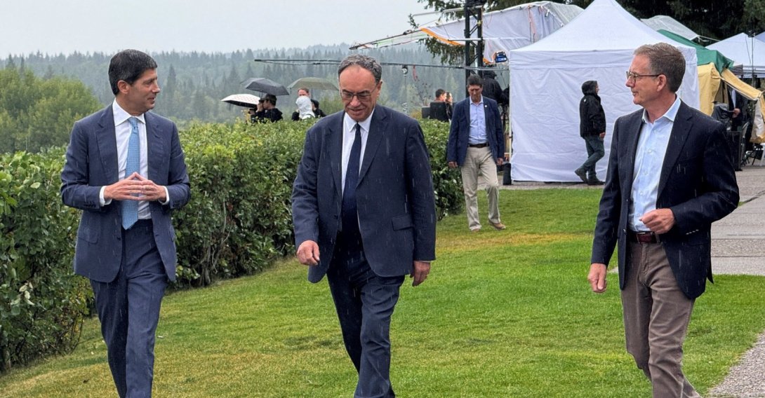 U.S. Federal Reserve Chair Kevin Warsh (L) takes a break in the rain with Bank of Canada Governor Tiff Macklem and Bank of England (BoE) Governor Andrew Bailey (C) during the Kansas City Fed’s annual economic symposium, in Jackson Hole, Wyoming, U.S., Aug. 28, 2026. (Reuters Photo)