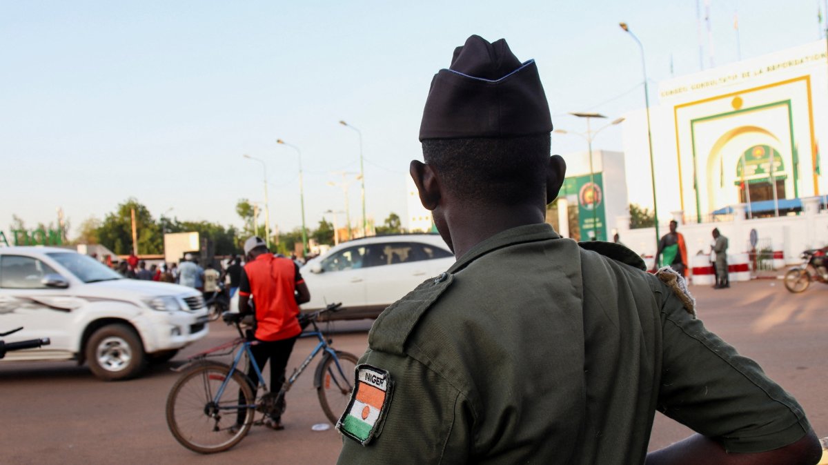 A security officer stands guard on the street following a mutineers' attack on the airport and the presidency, Niamey, Niger, Aug. 29, 2026. (Reuters Photo)