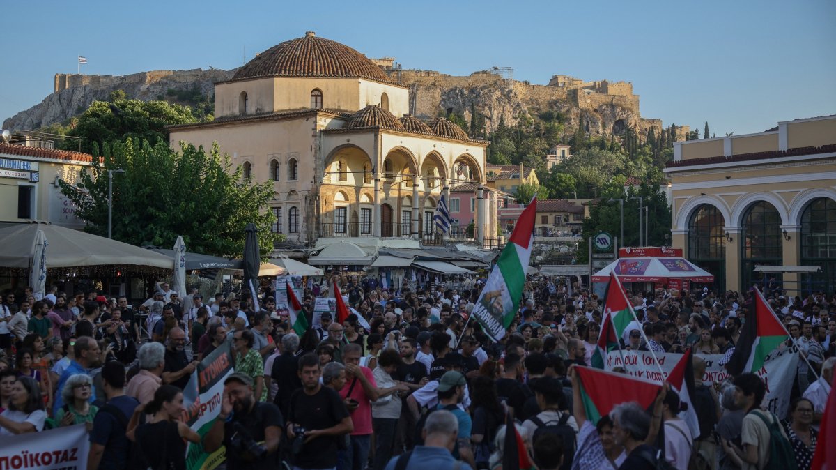 Activists and pro-Palestinian supporters gather to call on the authorities for sanctions against Israel and revoke visa-free entry for Israelis, Athens, Greece, Aug. 9, 2026. (Reuters Photo)