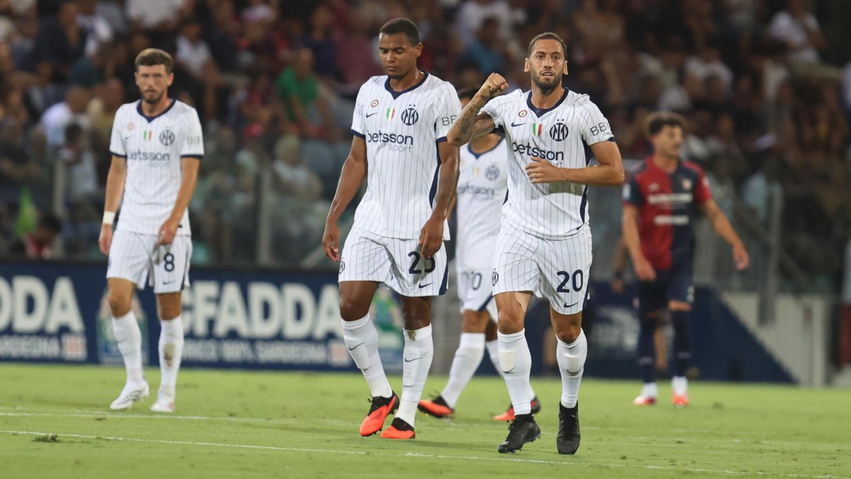 Inter's Hakan Çalhanoğlu (R) celebrates after scoring during a Italian Serie A match against Cagliari Calcio, in Cagliari, Italy, Aug. 30, 2026. (EPA Photo)