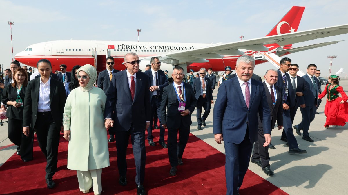 President Recep Tayyip Erdoğan is welcomed by Kyrgyz Prime Minister Adylbek Kasymaliev, Bishkek, Kyrgyzstan, Aug. 31, 2026. (AA Photo)