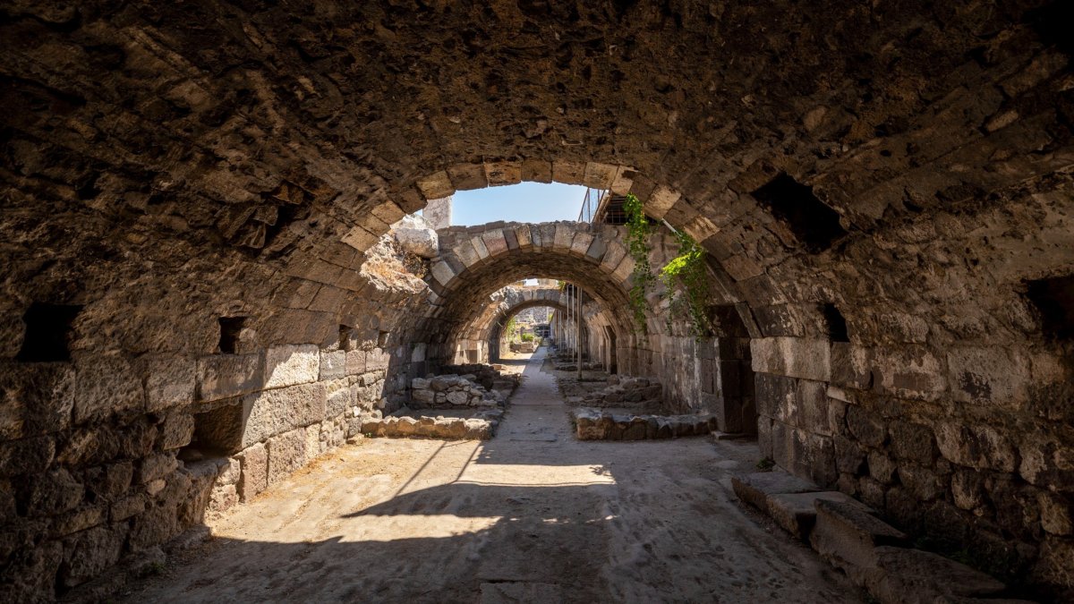 Archaeologists uncover new rooms and wall paintings during excavations at ancient Smyrna, Izmir, Türkiye, Aug. 30, 2026. (AA Photo)