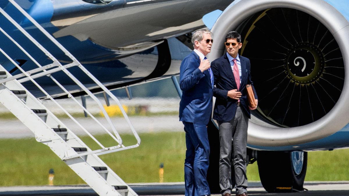 Treasury Secretary Scott Bessent (L) and Federal Reserve Chair Kevin Warsh talk before entering a motorcade upon arrival before finance ministers and central bank governors from G-20 countries meet in Asheville, North Carolina, U.S., Aug. 30, 2026. (Reuters Photo)