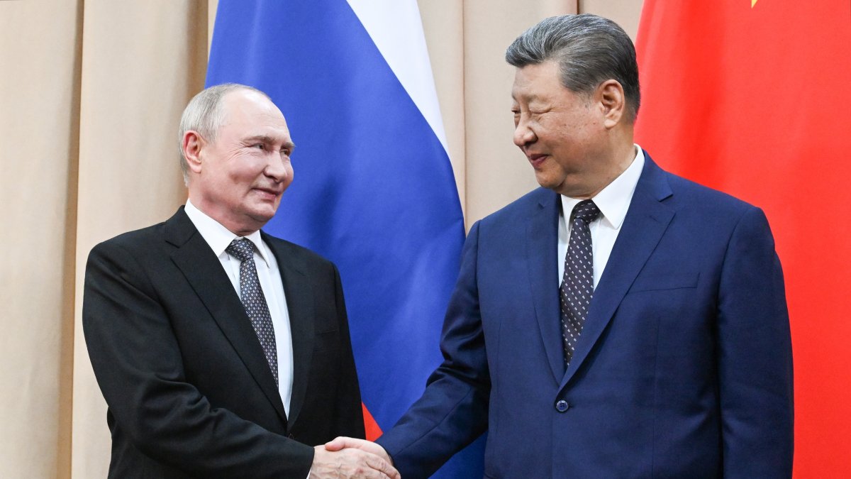 Russian President Vladimir Putin and Chinese President Xi Jinping shake hands as they pose for photos before a meeting on the sidelines of the Shanghai Cooperation Organization (SCO) summit in Bishkek, Kyrgyzstan, Aug. 31, 2026. (EPA Photo)