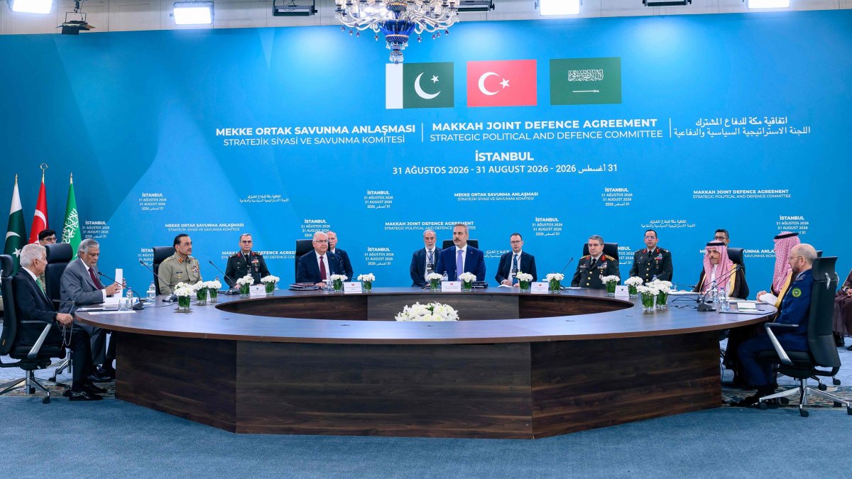  Foreign Minister Hakan Fidan, Pakistan's Foreign Minister Ishaq Dar (2nd L), Saudi Arabia's Foreign Minister Faisal bin Farhan (3rd R) and Saudi Arabia's Defense Minister Khalid Bin Salman (2nd R) attend the inaugural meeting of the Strategic Political and Defence Committee established under the Strategic Mutual Defense Agreement (SMDA) between the three countries, in Istanbul, Aug. 31, 2026. (AFP Photo)