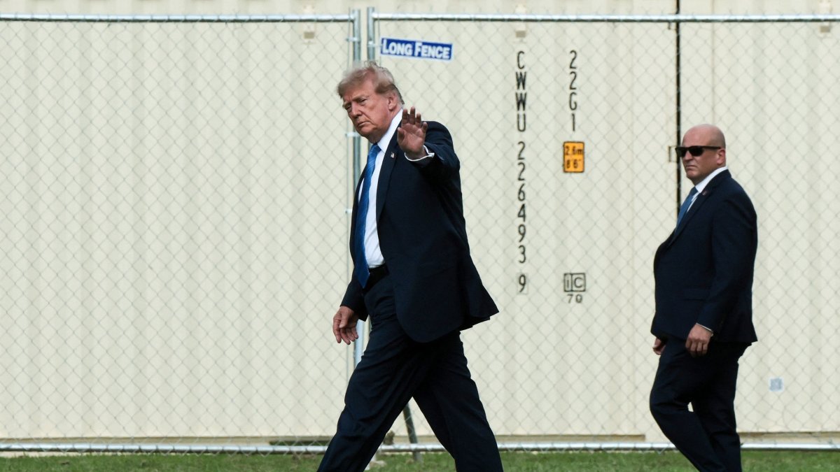 U.S. President Donald Trump waves to reporters after arriving aboard Marine One, coming home from Houston, Texas, on the Ellipse near the White House in Washington, D.C., U.S., Aug. 28, 2026. (Reuters Photo)